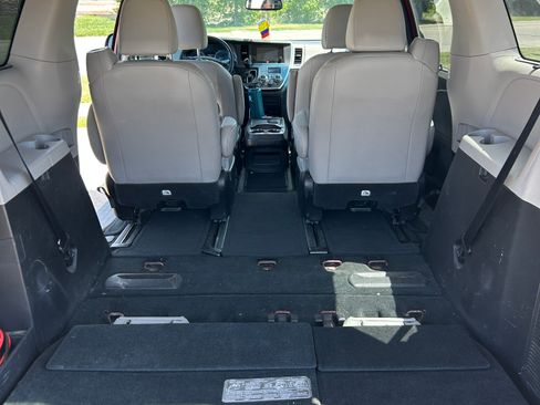 Used 2016 Toyota Sienna Limited FWD image 8