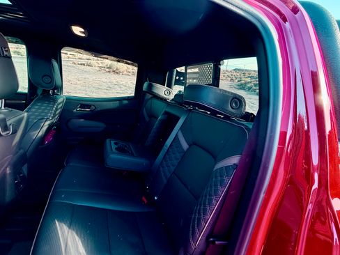 Used 2025 GMC Canyon Denali image 18