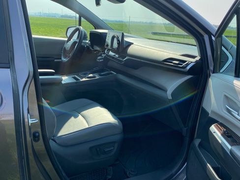 Used 2021 Toyota Sienna XLE FWD image 11