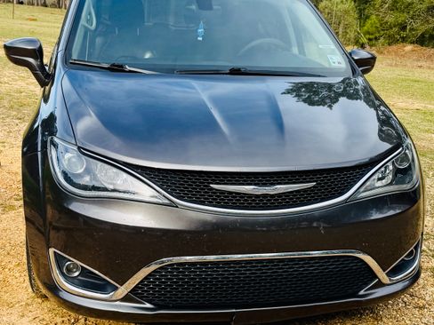 Used 2017 Chrysler Pacifica Touring-L image 8