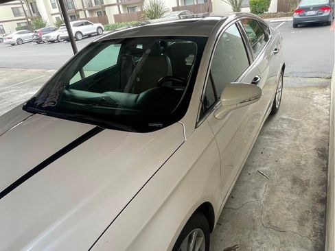 Used 2017 Ford Fusion SE w/ Fusion SE Technology Package image 2