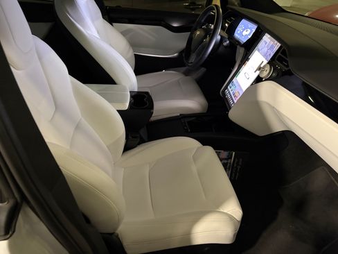 Used 2018 Tesla Model X 75D image 10
