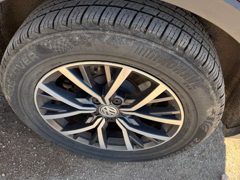 Used 2018 Volkswagen Tiguan SE image 2