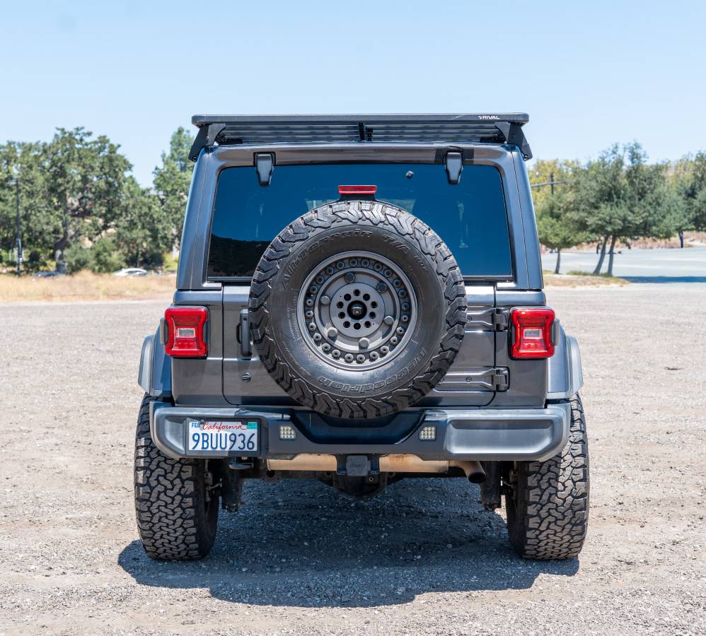 Used 2018 Jeep Wrangler Unlimited Sahara AWD/4WD image 8