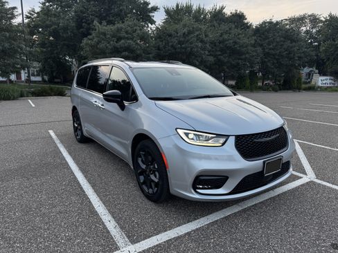Used 2026 Chrysler Pacifica Limited w/ S Appearance Package AWD/4WD image 5