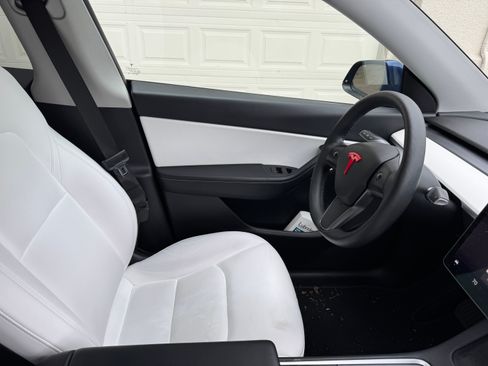 Used 2022 Tesla Model Y Long Range image 10