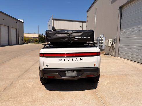 Used 2026 Rivian R1T Premium image 6