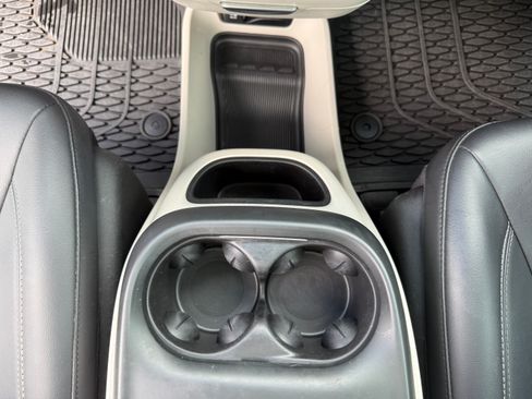 Used 2024 Chrysler Pacifica Touring-L w/ Uconnect Theater Family Group FWD image 18