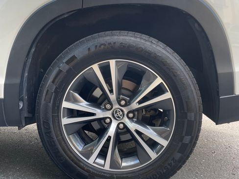 Used 2019 Toyota Highlander LE FWD image 8