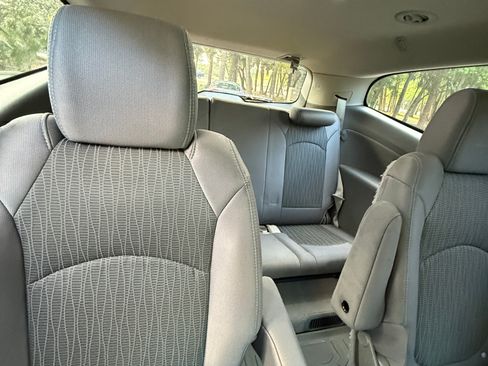 Used 2014 Chevrolet Traverse LT image 13