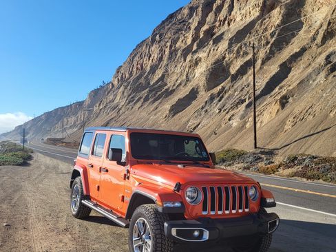 Used 2018 Jeep Wrangler Unlimited Sahara AWD/4WD image 1
