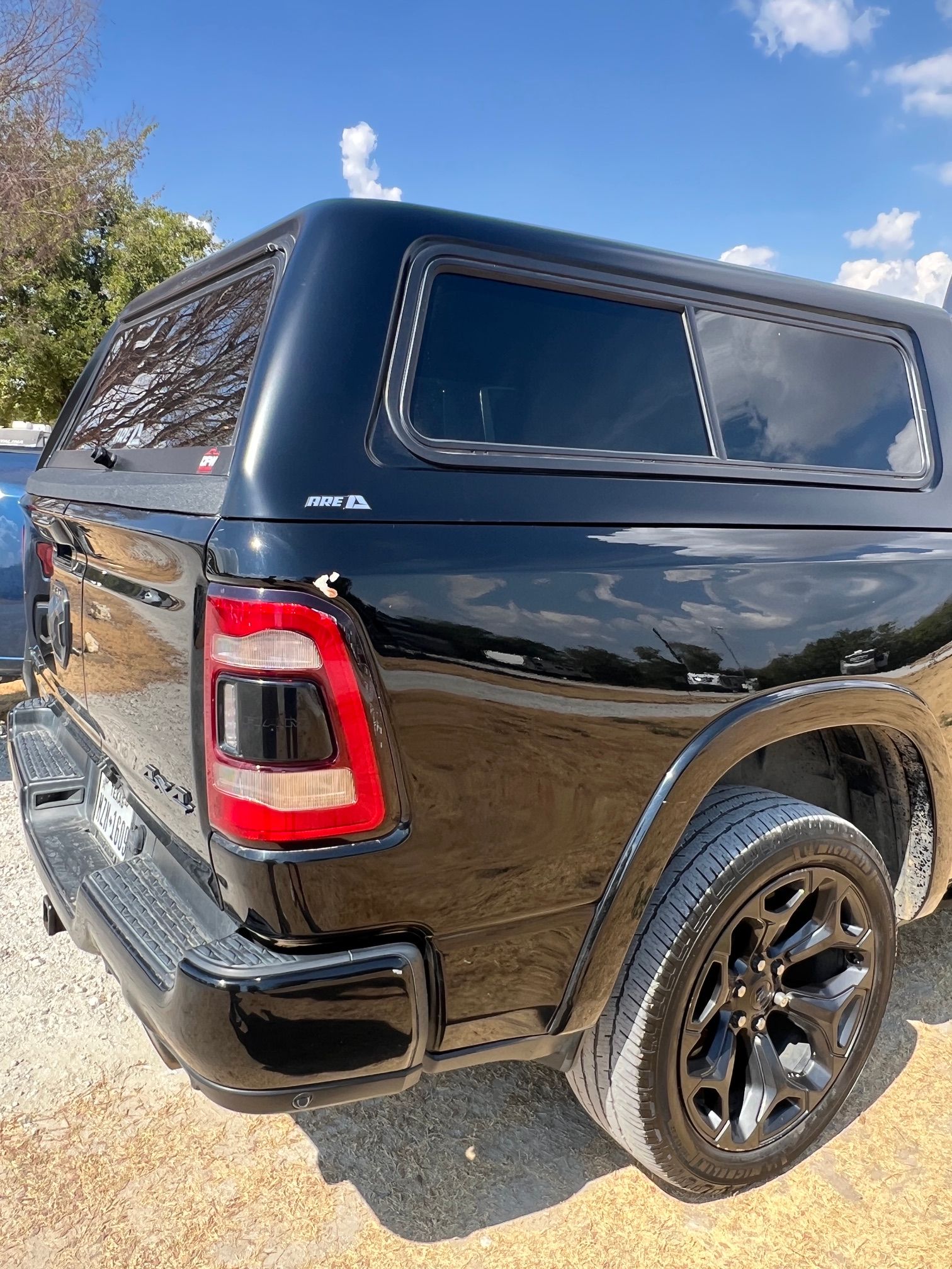 Used 2020 RAM 1500 Limited w/ Black Appearance Package AWD/4WD image 8
