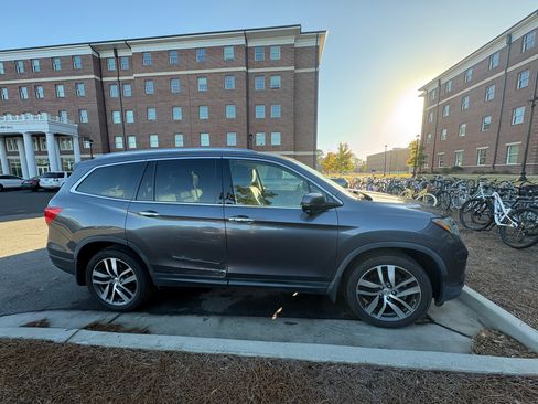 Used 2017 Honda Pilot Touring image 2