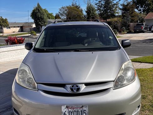 Used 2009 Toyota Sienna LE image 2