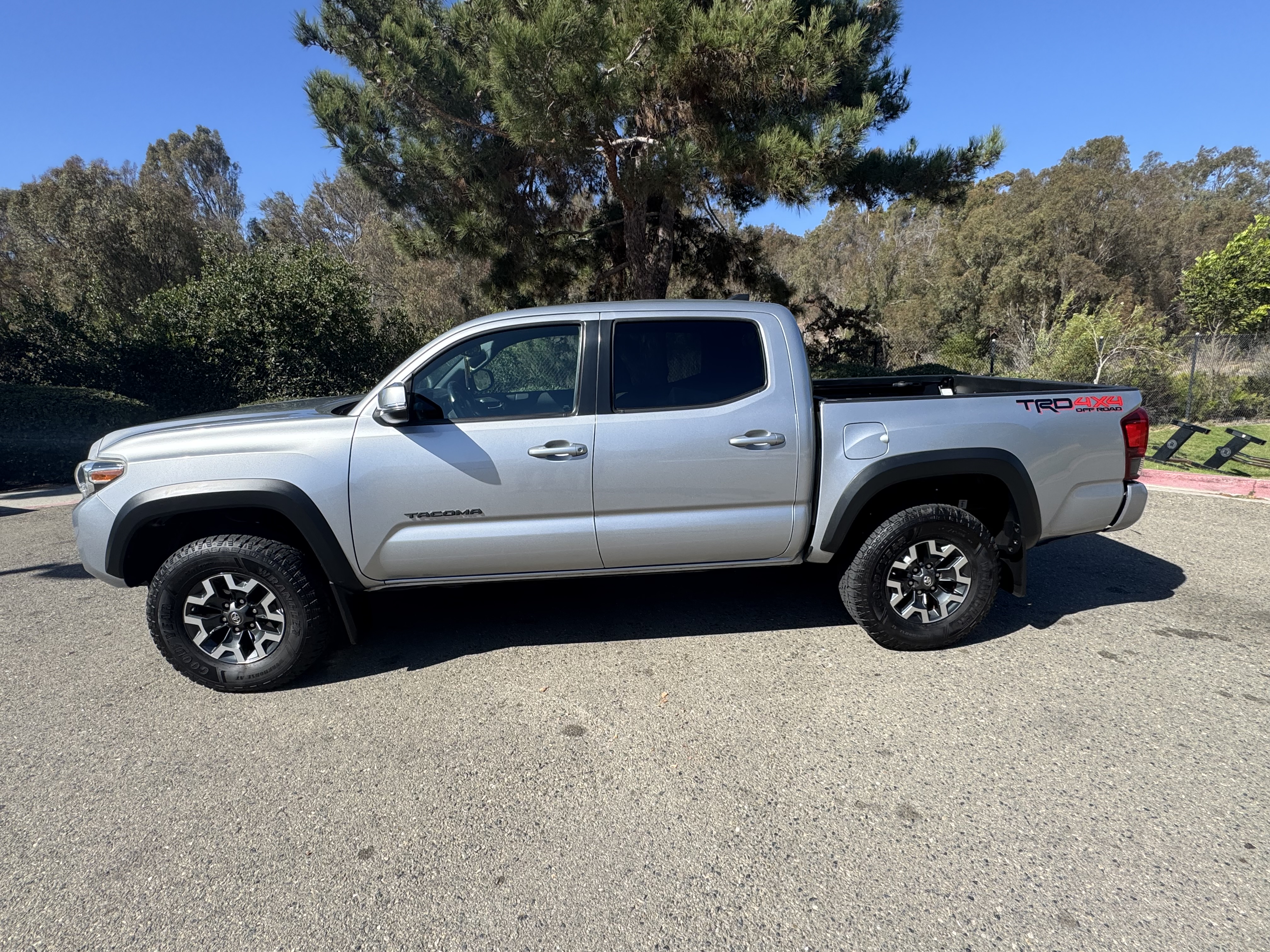 Used 2018 Toyota Tacoma TRD Off-Road w/ Technology Package AWD/4WD image 2