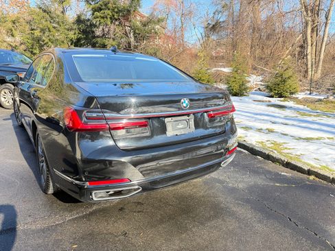 Used 2022 BMW 740i xDrive w/ Premium Package image 2