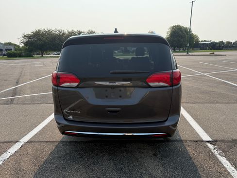 Used 2017 Chrysler Pacifica Touring-L Plus w/ Tire & Wheel Group FWD image 5