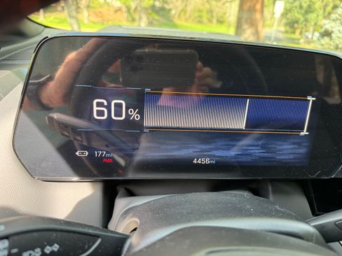 Used 2025 Chevrolet Equinox EV RS w/ Convenience Package II image 11