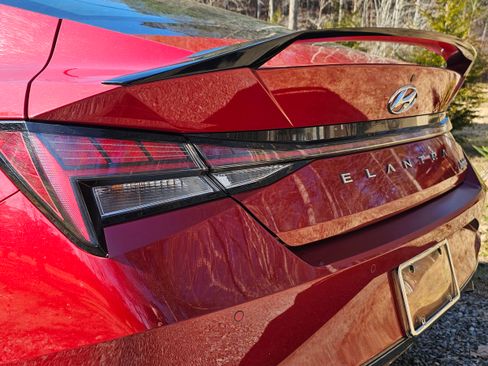 Used 2021 Hyundai Elantra Limited image 1