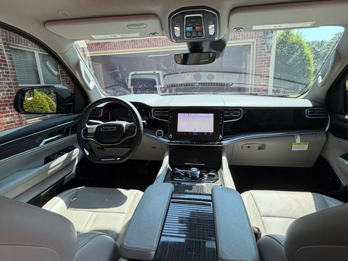 Used 2022 Jeep Wagoneer Series III w/ Premium Group I AWD/4WD image 9