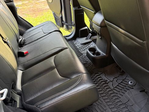 Used 2017 Jeep Wrangler Unlimited Rubicon AWD/4WD image 9