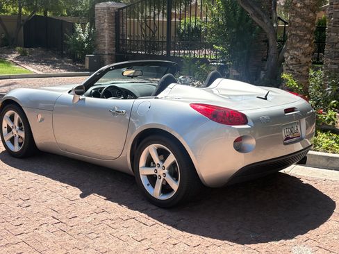 Used 2008 Pontiac Solstice Convertible w/ Preferred Package RWD image 2