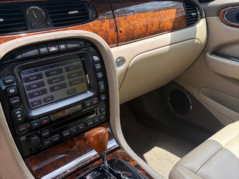 Used 2005 Jaguar XJ8 RWD image 15