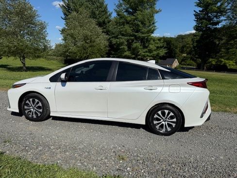 Used 2022 Toyota Prius Prime XLE image 4