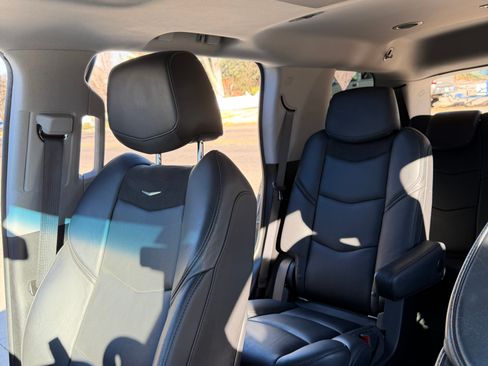 Used 2018 Cadillac Escalade Luxury image 5