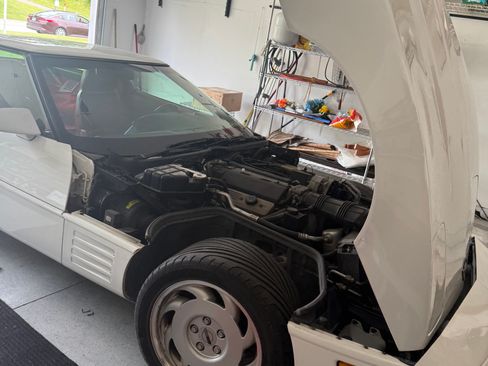 Used 1992 Chevrolet Corvette Hatchback Coupe 2D image 2