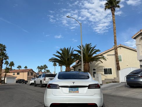 Used 2022 Tesla Model S Standard Range image 2