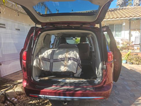 Used 2019 Chrysler Pacifica Touring-L image 3