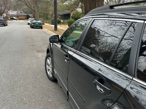 Used 2012 Subaru Outback 3.6R Limited w/ Moonroof Pkg image 2