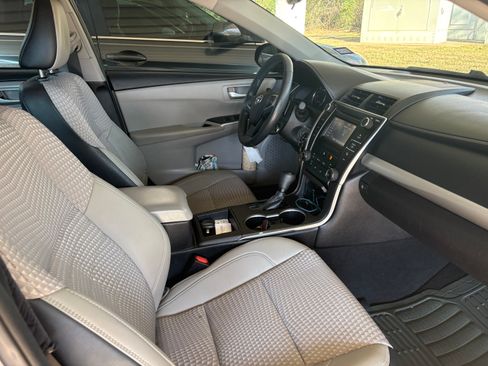 Used 2015 Toyota Camry SE image 4