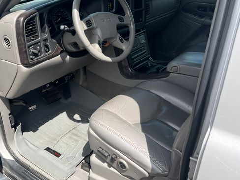 Used 2004 GMC Yukon Denali AWD/4WD image 10