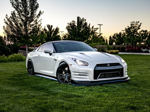 Used 2012 Nissan GT-R Black Edition AWD/4WD image 2