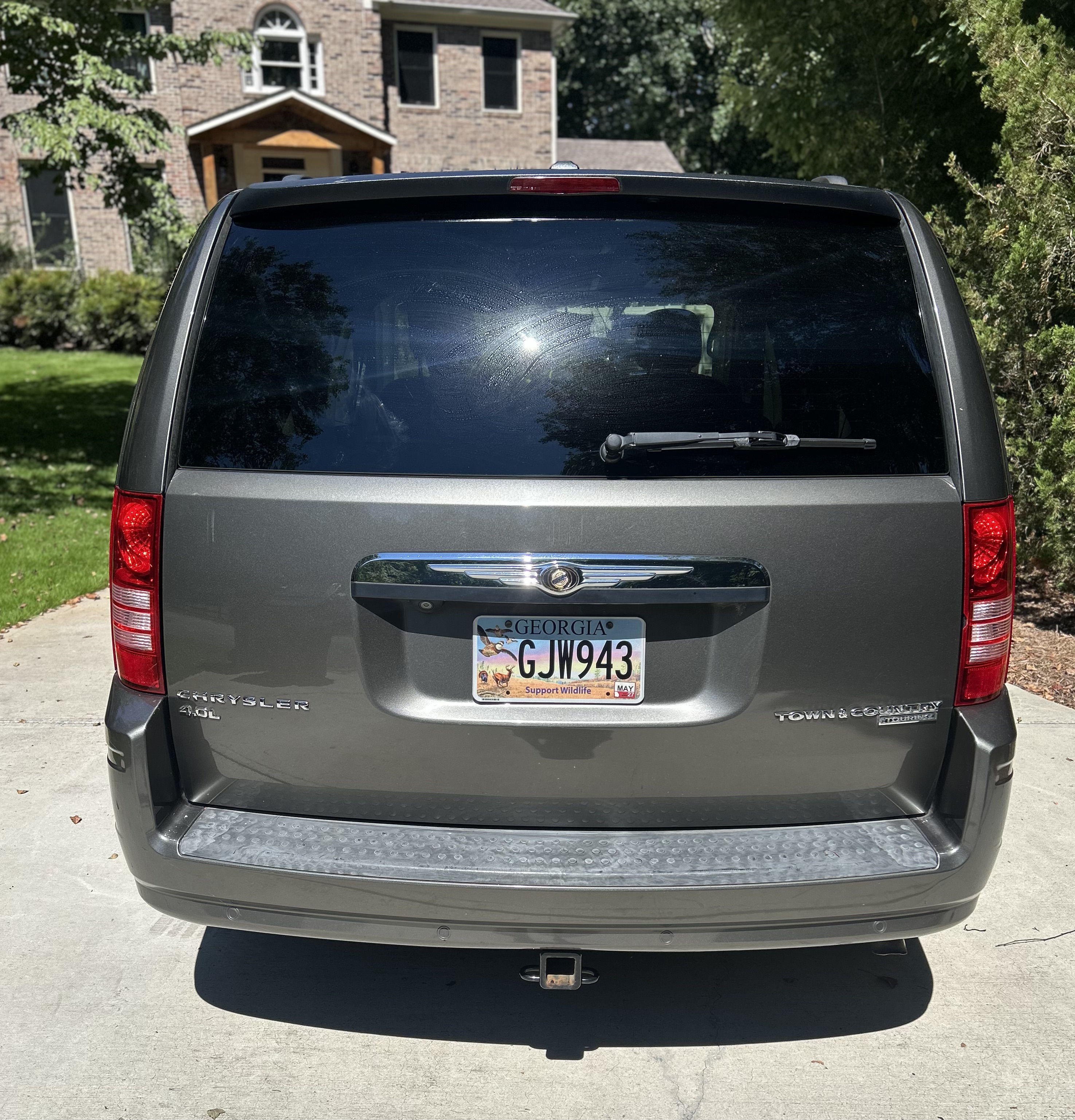 Used 2010 Chrysler Town & Country Touring Plus w/ Safetytec Group FWD image 9