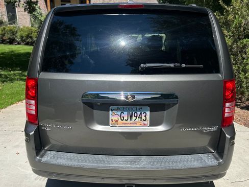 Used 2010 Chrysler Town & Country Touring Plus w/ Safetytec Group FWD image 9