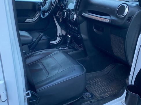 Used 2015 Jeep Wrangler Unlimited Rubicon w/ Connectivity Group image 14