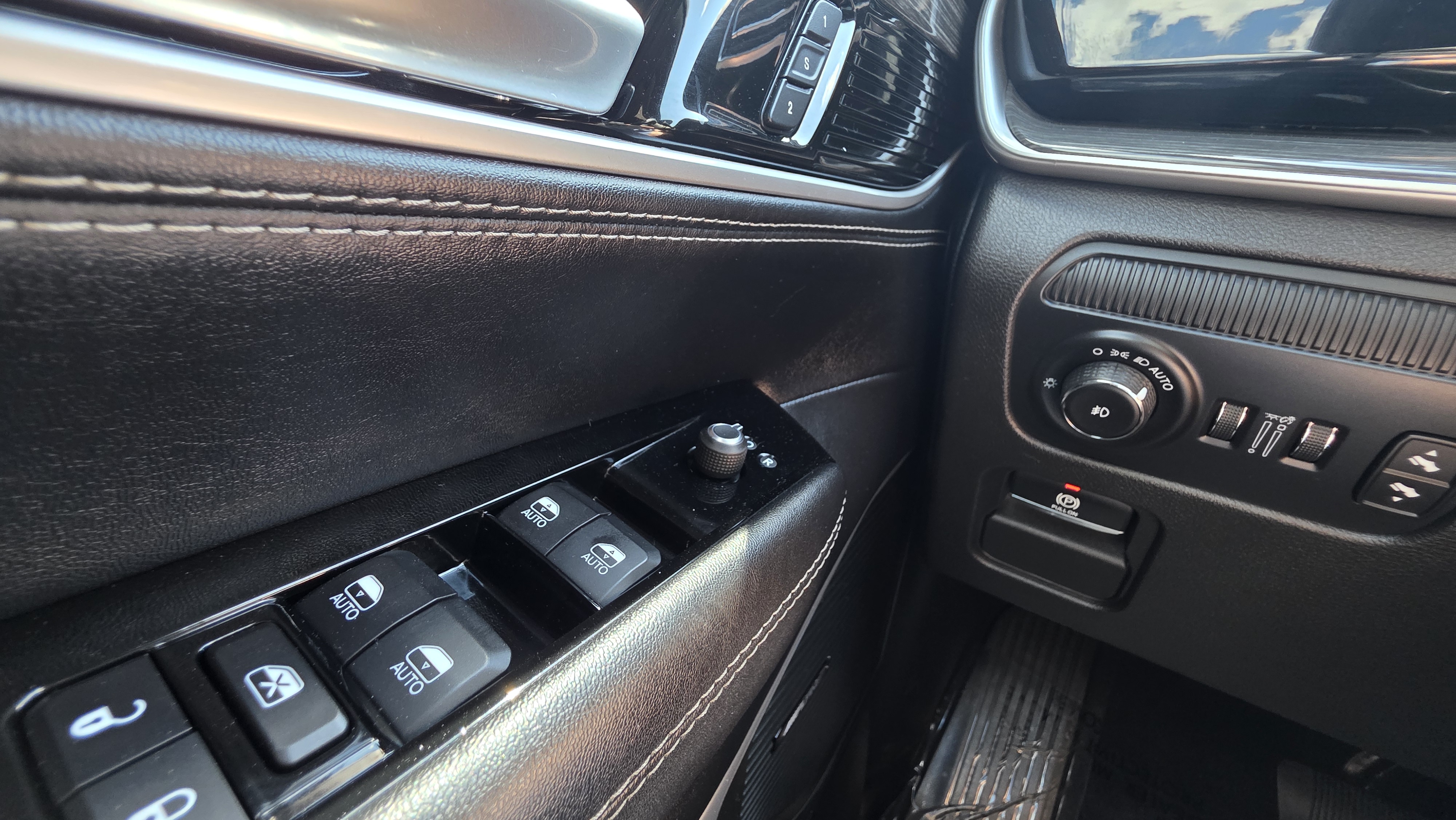 Used 2022 Jeep Wagoneer Series II AWD/4WD image 26