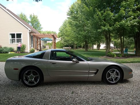 Used 1998 Chevrolet Corvette Coupe w/ Memory Pkg image 6