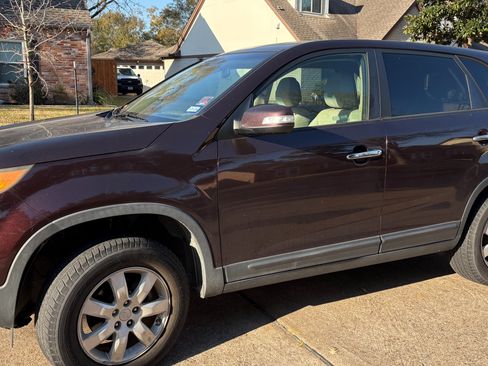 Used 2011 Kia Sorento LX image 1