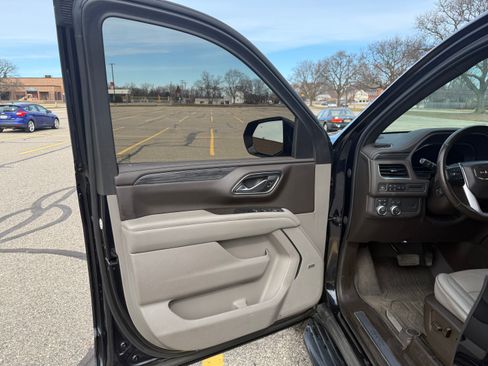 Used 2022 GMC Yukon SLT w/ SLT Premium Package image 23