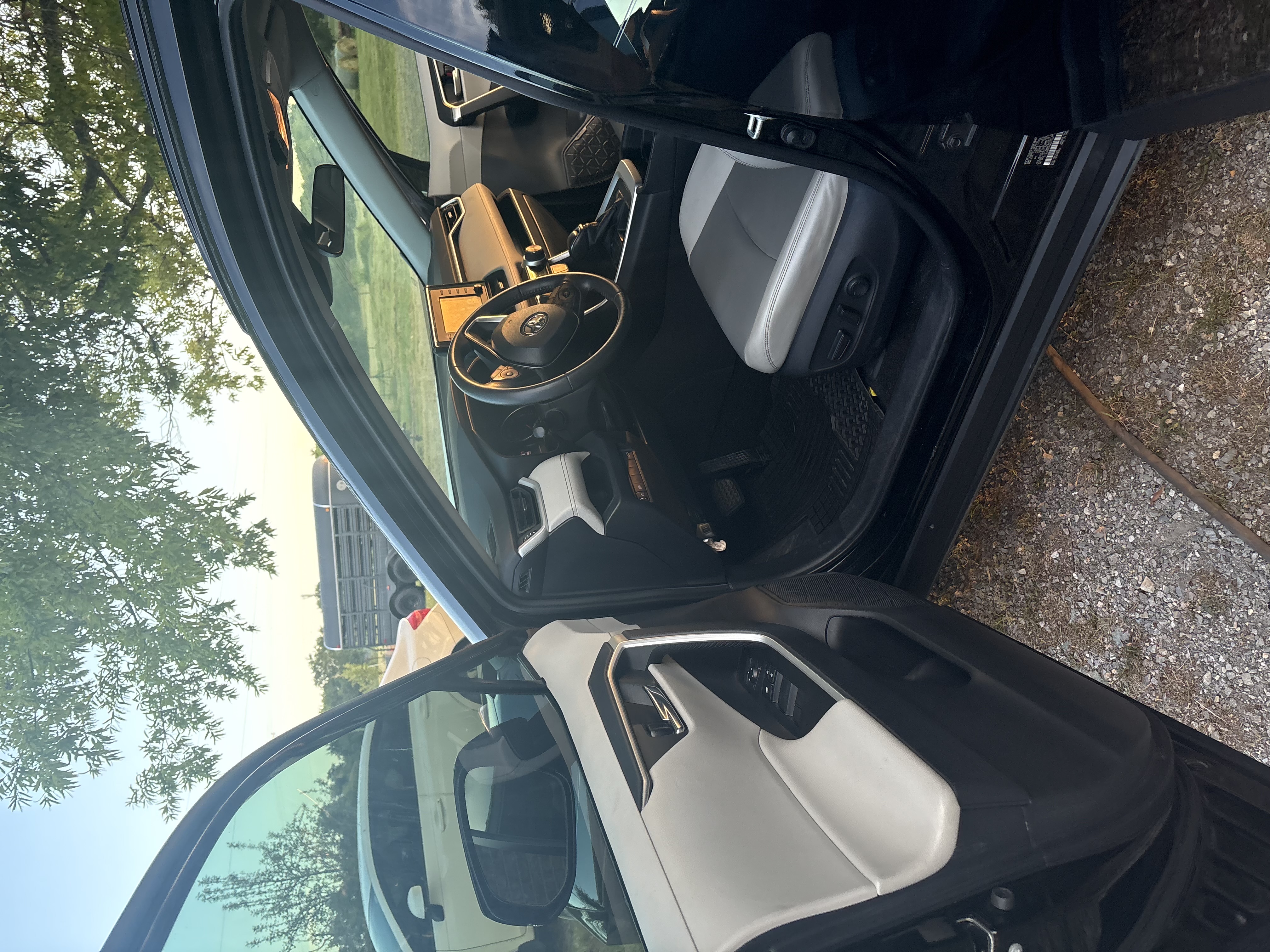 Used 2019 Toyota RAV4 XLE Premium FWD image 10