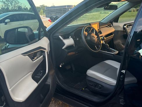 Used 2019 Toyota RAV4 XLE Premium FWD image 10