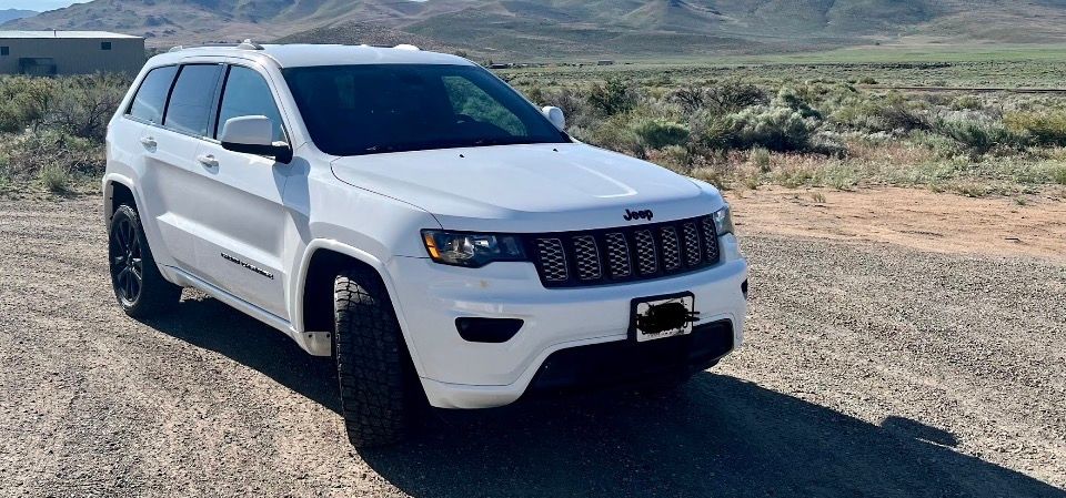 Used 2018 Jeep Grand Cherokee Altitude RWD image 11