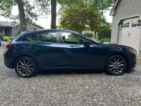 Used 2018 MAZDA MAZDA3 Grand Touring w/ Premium Equipment Package FWD image 5