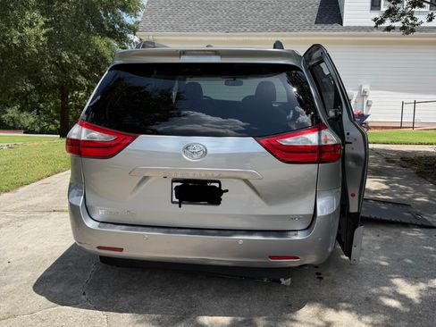 Used 2017 Toyota Sienna XLE w/ XLE Navigation Package FWD image 5