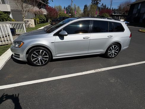 Used 2016 Volkswagen Golf Limited Edition image 4