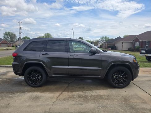 Used 2019 Jeep Grand Cherokee Altitude RWD image 1